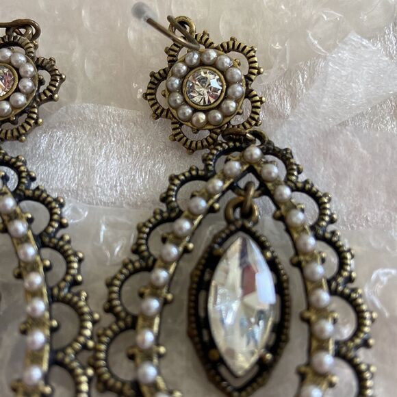 Chloe + Isabel
Pearl + Crystal Floral Filigree Post Earrings NWT - Picture 4 of 7